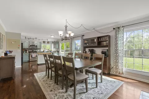 Dining - 1411 Yosemite Pkwy, Algonquin, IL 60102 photo 2 of 2