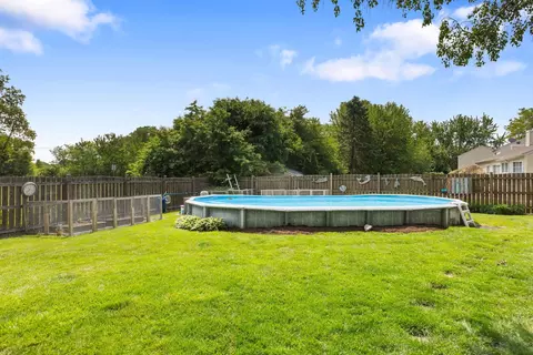 Exterior - 1411 Yosemite Pkwy, Algonquin, IL 60102 photo 4 of 8