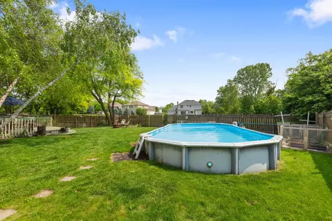 Exterior - 1411 Yosemite Pkwy, Algonquin, IL 60102 photo 5 of 8