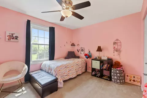 Bedroom - 1411 Yosemite Pkwy, Algonquin, IL 60102 photo 2 of 4
