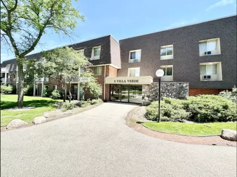 3 Villa Verde Dr #200, Buffalo Grove, IL 60089