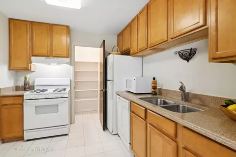 584 Williamsburg Ct #C2, Wheeling, IL 60090 photo 4