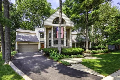 Exterior - 623 E Bailey Rd, Naperville, IL 60565 photo 7 of 9