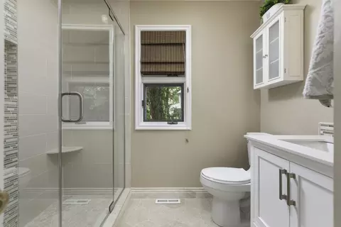 Bath - 623 E Bailey Rd, Naperville, IL 60565 photo 6 of 7