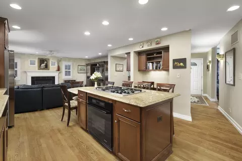 Kitchen - 623 E Bailey Rd, Naperville, IL 60565 photo 4 of 5