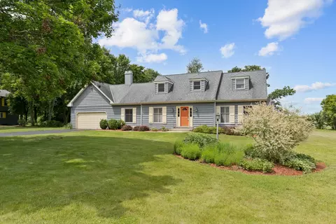 9020 Robin Hill Dr, Woodstock, IL 60098
