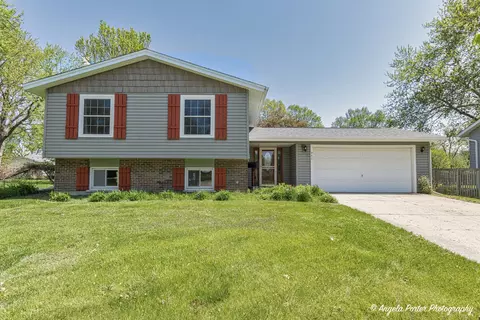 942 Sheffield Dr, Crystal Lake, IL 60014