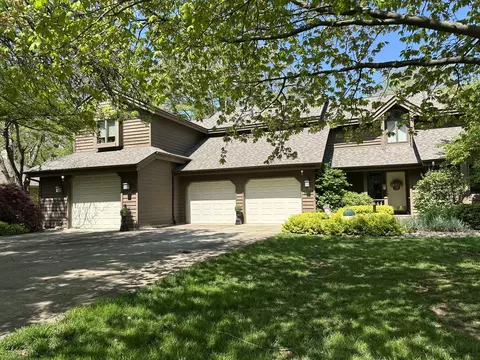 2032 Bittersweet Dr, Saint Anne, IL 60964