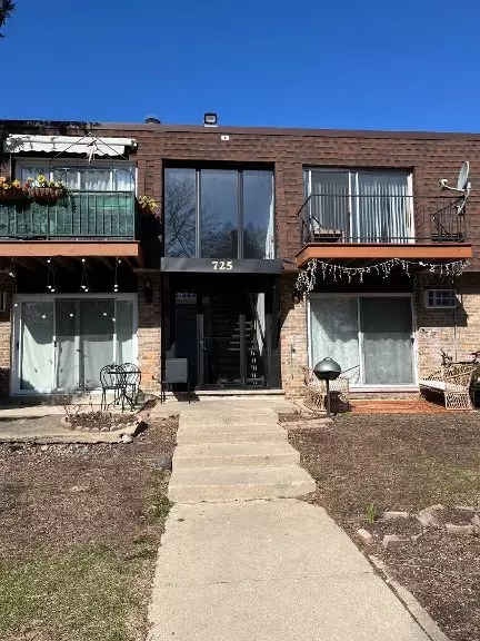 725 Grove Dr #209, Buffalo Grove, IL 60089