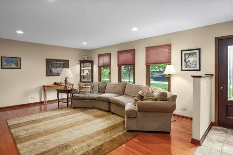 1066 Maple Ln, Batavia, IL 60510 photo 4