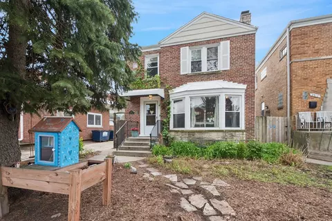 2815 W Jarvis Ave, Chicago, IL 60645