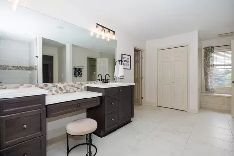 Bath - 2201 Foxtail Rd, Bloomington, IL 61704 photo 7 of 10