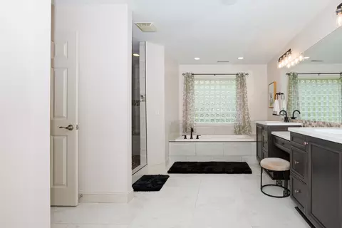 Bath - 2201 Foxtail Rd, Bloomington, IL 61704 photo 4 of 10