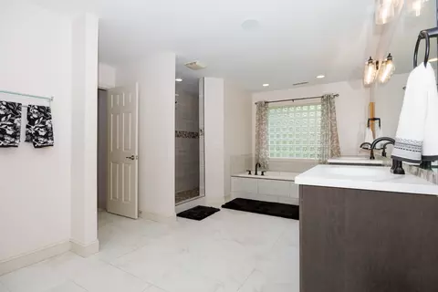 Bath - 2201 Foxtail Rd, Bloomington, IL 61704 photo 5 of 10
