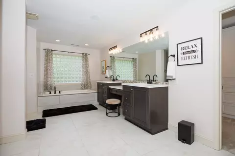 Bath - 2201 Foxtail Rd, Bloomington, IL 61704 photo 3 of 10