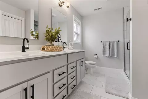 Bath - 711 Rapp Dr, Mahomet, IL 61853 photo 2 of 4