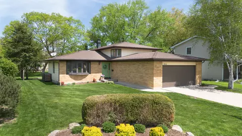 1932 Country Knoll Ln, Elgin, IL 60123