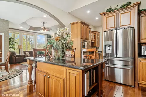 Kitchen - 2001 Anthony Ln, Mchenry, IL 60051 photo 3 of 9