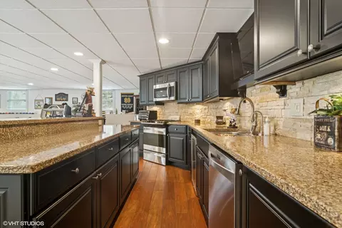 Kitchen - 2001 Anthony Ln, Mchenry, IL 60051 photo 9 of 9