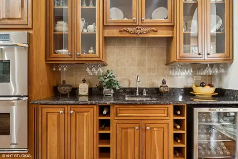 Kitchen - 2001 Anthony Ln, Mchenry, IL 60051 photo 5 of 9