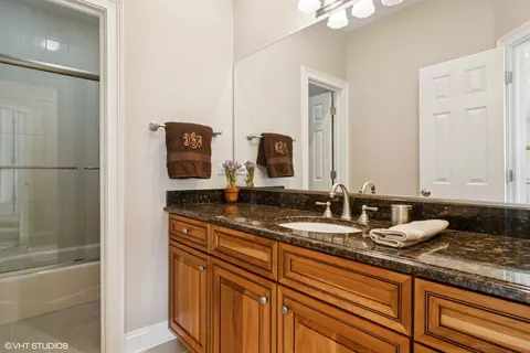 Bath - 2001 Anthony Ln, Mchenry, IL 60051 photo 2 of 5