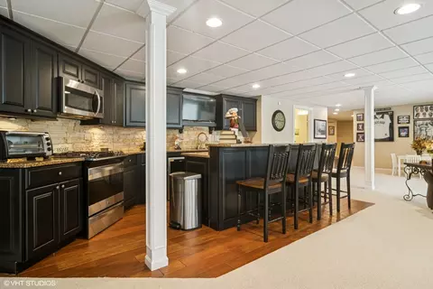 Kitchen - 2001 Anthony Ln, Mchenry, IL 60051 photo 8 of 9