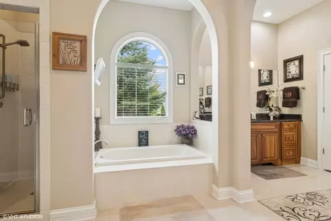 Bath - 2001 Anthony Ln, Mchenry, IL 60051 photo 1 of 5