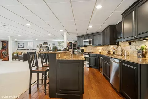 Kitchen - 2001 Anthony Ln, Mchenry, IL 60051 photo 6 of 9