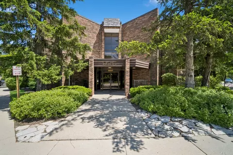 925 Spring Hill Dr #211, Northbrook, IL 60062