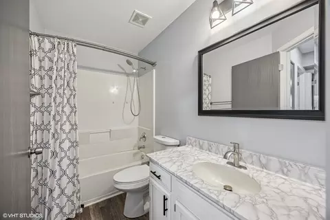 Bath - 1601 Spaulding Rd, Bartlett, IL 60103 photo 2 of 3
