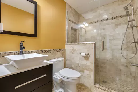 Bath - 2575 Adamsway Dr, Aurora, IL 60502 photo 1 of 4