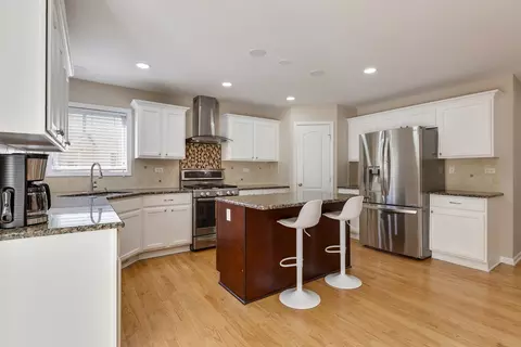 Kitchen - 2575 Adamsway Dr, Aurora, IL 60502 photo 3 of 4