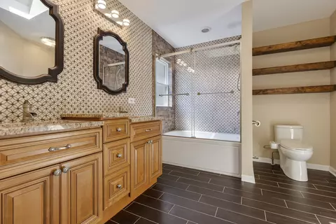 Bath - 2575 Adamsway Dr, Aurora, IL 60502 photo 2 of 4
