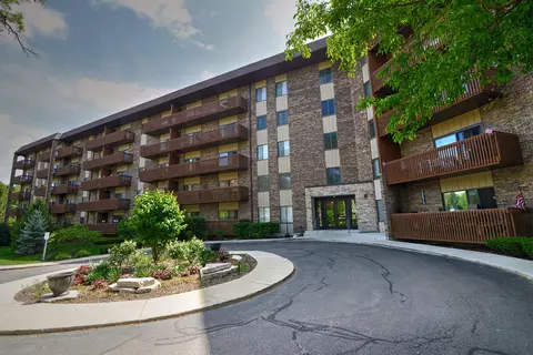 120 N Lakeview Dr #310, Bloomingdale, IL 60108