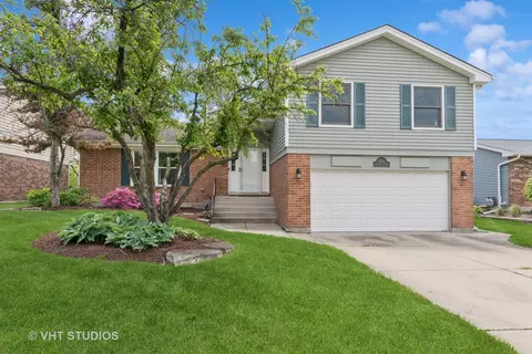 690 Queenswood Ln, Wheaton, IL 60189