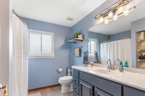 Bath - 4305 Anthony Ln, Plainfield, IL 60586 photo 2 of 2