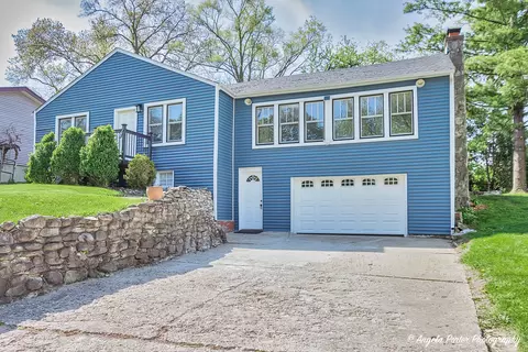 407 Ivy Rd, Island Lake, IL 60042