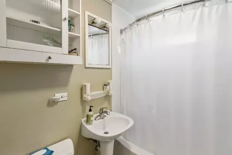 Bath - 2104 S River Rd, Des Plaines, IL 60018 photo 2 of 3