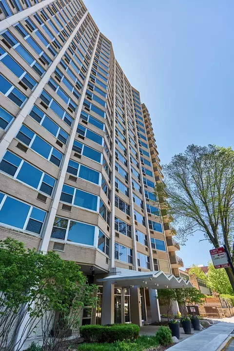 555 W Cornelia Ave #1906, Chicago, IL 60657