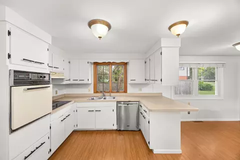 Kitchen - 800 Bryn Mawr Ave, Bartlett, IL 60103 photo 2 of 3