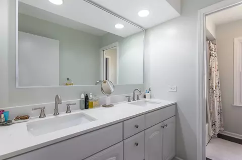Bath - 1617 Orth Dr, Wheaton, IL 60189 photo 1 of 2