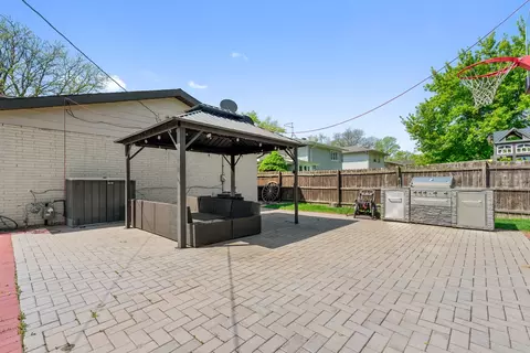 Exterior - 200 Marshall Dr, Des Plaines, IL 60016 photo 2 of 3