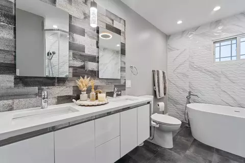 Bath - 200 Marshall Dr, Des Plaines, IL 60016 photo 2 of 3