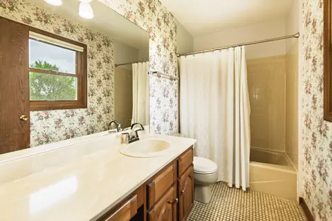 Bath - 1494 Applegate Dr, Naperville, IL 60565 photo 1 of 2