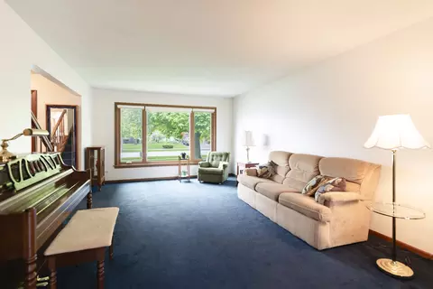 Living - 1494 Applegate Dr, Naperville, IL 60565 photo 2 of 6