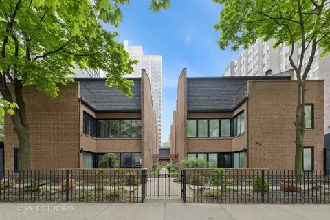 345 W Barry Ave #8, Chicago, IL 60657