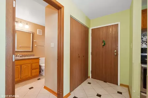 Entry Way - 3255 Kirchoff Rd #305, Rolling Meadows, IL 60008 photo 1 of 2