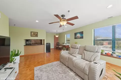 Living - 3255 Kirchoff Rd #305, Rolling Meadows, IL 60008 photo 2 of 2