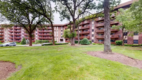 120 Lakeview Dr #205, Bloomingdale, IL 60108