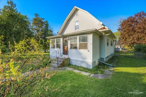 225 James St, Burlington, IL 60109